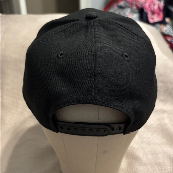 New Era 9Fifty NY Yankees MLB Black on Black SnapBack Hat - Picture 5 of 8